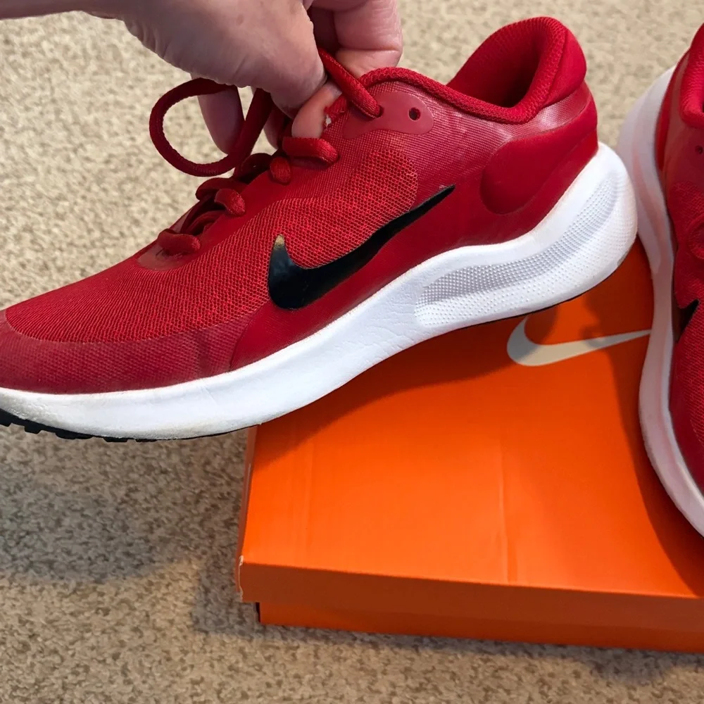 Nike Revolution 7 Sneaker in Red/Black, 4